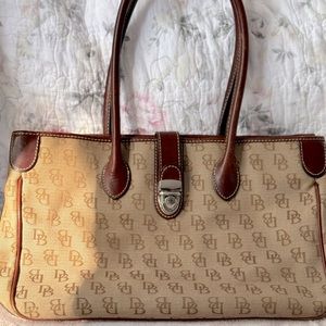 Dooney & Bourke lg. tote older style with liner. Zipper pocket. Good condition
